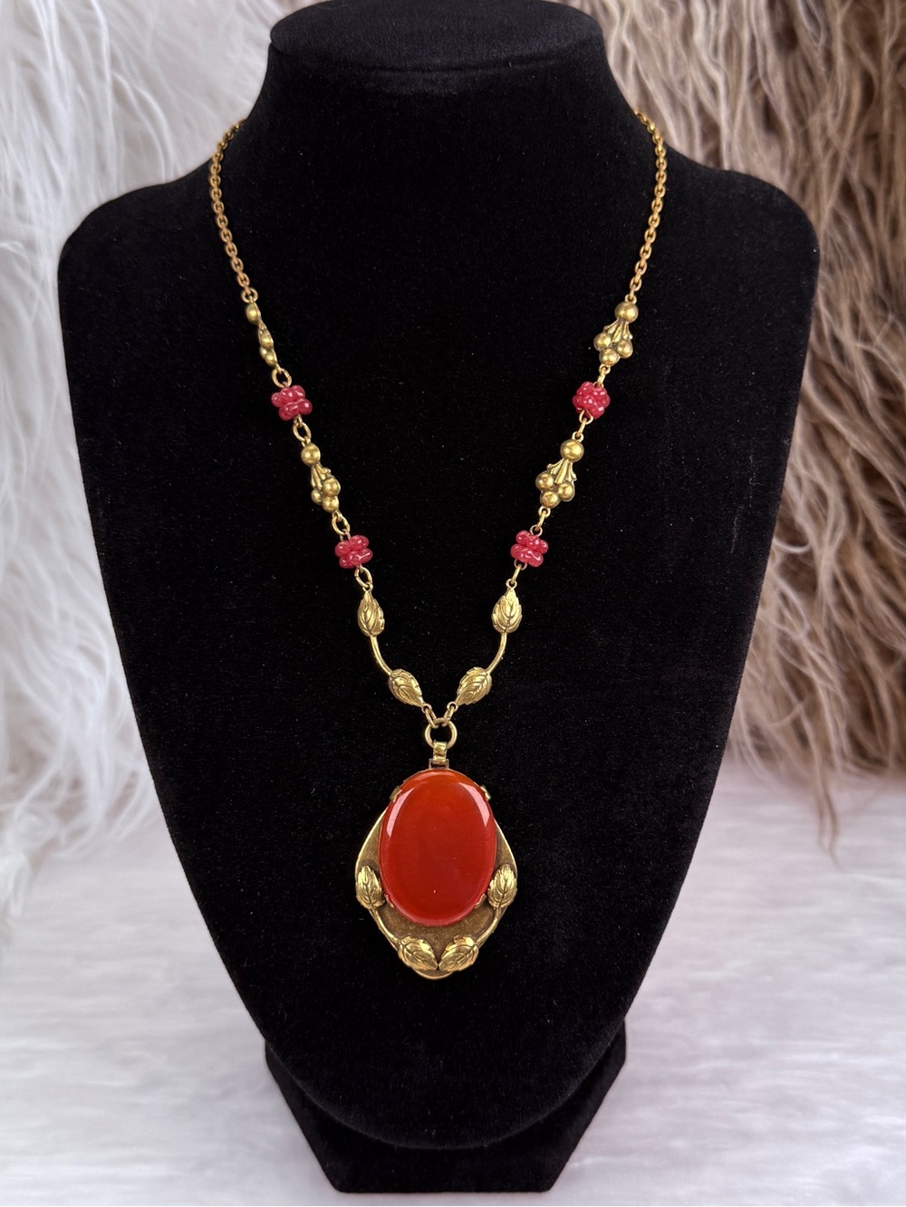Vintage Art Deco Style Carnelian Glass Pendant Necklace Goldtone Red Beads